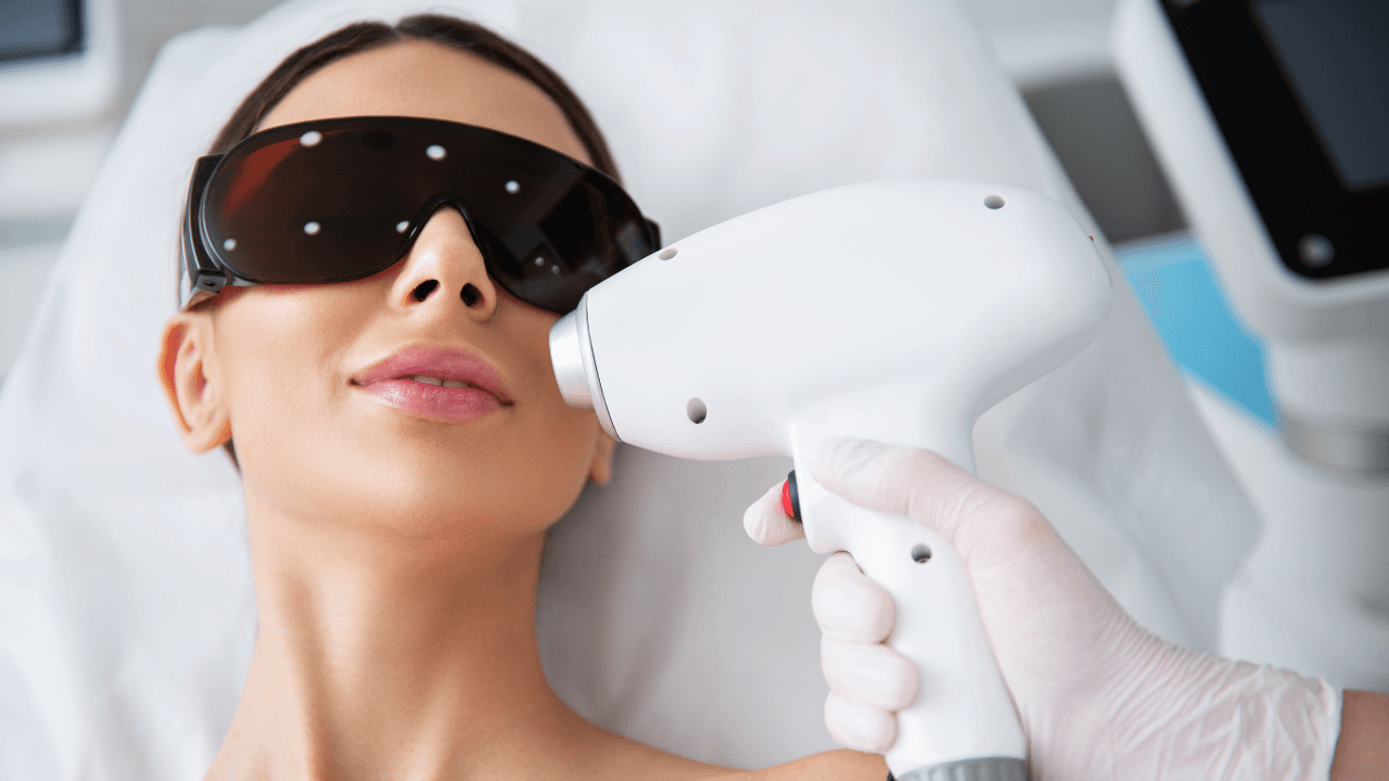 Femme sereine après une séance d'épilation définitive laser chez ZEILYA à Pantin